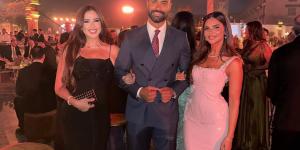 ياسمين عبد العزيز تنشر صورة لها رفقة كريم فهمي وزوجته.. وتعلق: طب ايه الدنيا