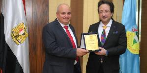 نائب رئيس جامعة طنطا لشئون خدمة المجتمع يكرم أمين عام الجامعة