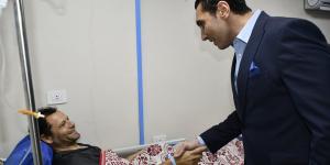 وزير الرياضة يزور أحد العمال بنادي النادي بعد تعرضه لإصابة أثناء العمل