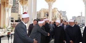 وزير الأوقاف يتفقد مسجد السيد البدوي بطنطا ويؤدي ركعتين بالمقام