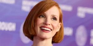 جيسيكا تشاستين تستعرض قصة شعرها الجديدة في حفل خيري