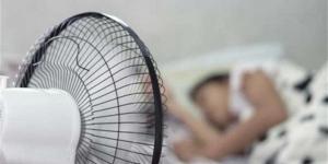 مع ارتفاع الحرارة.. الجلوس أمام المروحة طوال اليوم عادة آمنة أم ضارة؟