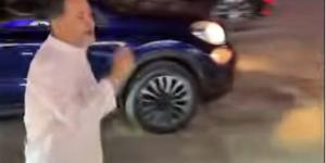 خيري رمضان يقدم واجب العزاء في والد الإعلامية دينا رامز (فيديو)