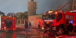 استمرار عمليات تبريد حريق مصنع أخشاب بالمرج.. والنيابة تحقق في الأسباب