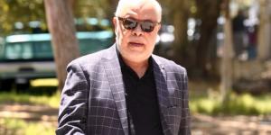 أشرف زكي يساند منة شلبي في جنازة والدها