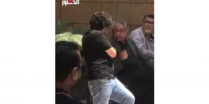 بطلة أفلامه.. المخرج يسرى نصر الله يشارك فى جنازة والد الفنانة منة شلبى (فيديو)