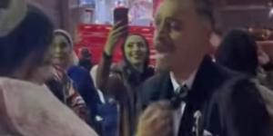 غنالها في وسط الحارة.. شاب يفاجئ عروسته بوصلة غناء رومانسية (فيديو)
