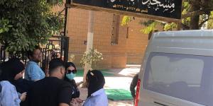 إياد نصار وسيد رجب ومحمود سعد أول الحاضرين في جنازة والد منة شلبي (فيديو)