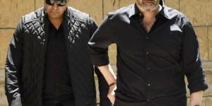 منة شلبي تنهار بالبكاء أثناء تلقي العزاء من كريم عبدالعزيز