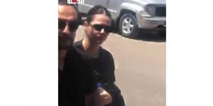 أحمد خالد صالح وهنادي مهنى يشاركون في صلاة جنازة والد منة شلبي (فيديو)