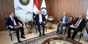 تعزيز التعاون مع «أباتشي».. البترول تبحث رفع الكفاءة وزيادة الإنتاج بالصحراء الغربية