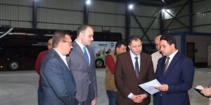 محافظ دمياط يستلم سيارات مكابس وصناديق قمامة لدعم منظومة النظافة