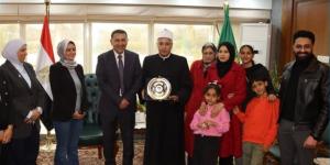 محافظ القليوبية يكرم رئيس المنطقة الأزهرية بالقليوبية بمناسبة بلوغه السن القانونية للمعاش