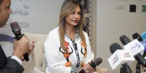 فعاليات مهرجان أسوان .. تأثر ليلى علوي بإحدى الحاضرات من ذوي الهمم