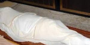 حكم وضع حجر أو تراب تحت رأس الميت عند الدفن