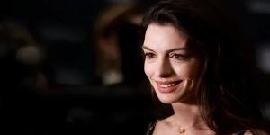 آن هاثاواي تثير الجدل بـ “إن شاء الله” وردود فعل واسعة عبر الإنترنت