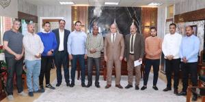 رئيس جامعة سوهاج يكرم عم سمير لبلوغه السن القانونية