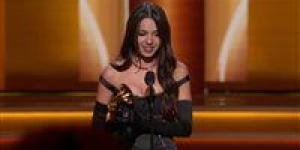 مطربة أمريكية تزين قميص برشلونة في مواجهة ريال مدريد بالكلاسيكو الإسباني