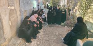 أصدقاء عروس أولاد صقر بالشرقية يتجمعن أمام قبرها للدعاء وقراءة القرآن