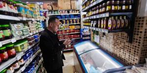 ضبط كميات كبيرة من السلع مجهولة المصدر خلال حملات تموينية بالشرقية