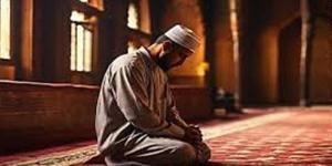 ما حكم إخراج المناديل واستخدامها في الصلاة أو وضع كمامة أو خلعها أثناء الصلاة ؟