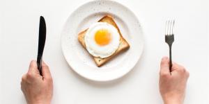 ماذا يحدث لجسمك عند تناول البيض يوميًا؟