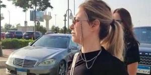 منة شلبي تستقبل عزاء والدها وسط حضور فني واسع