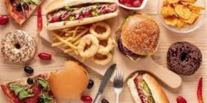 طبيب يحذر من مخاطر الوجبات السريعة