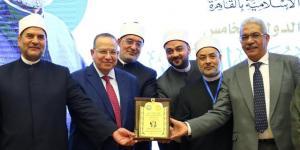 تكريم نقيب الأشراف في مؤتمر "الدعوة الإسلامية وبناء الإنسان" بجامعة الأزهر