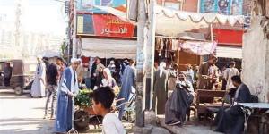 «أبو تيج» تختنق بالباعة الجائلين