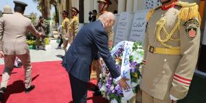 محافظ القاهرة يضع إكليلًا من الزهور على مقابر شهداء المنطقة المركزية