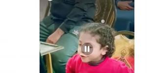 كأنه هو اللي بيقرأ.. صغير يقلد القارئ خلال العزاء ( فيديو)