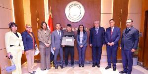 توزيع 50 "لاب توب ناطق" على الطلاب من ذوي الإعاقة البصرية بجامعة عين شمس