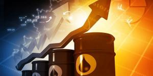 النفط يقفز 5% بعد هجمات إيرانية على الإمارات وسفن بمضيق هرمز