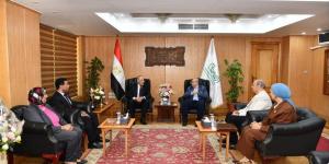 محافظ الفيوم ورئيس الجهاز التنفيذي لتعليم الكبار يبحثان آليات تعزيز التعاون المشترك