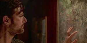 نتفليكس تكشف لمحة أولى عن فيلم "الرجل الهامس"
