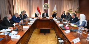وزير الصناعة يبحث تحديات واحتياجات غرفة صناعة الأدوية ومستحضرات التجميل