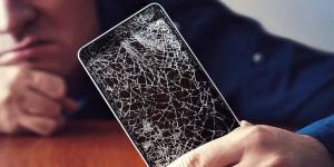 اشتعال البطارية.. احذر من ترك شاشة الهاتف المكسورة دون إصلاح