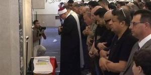 الشيخ خالد الجندي يؤم المصلين في جنازة الراحل هاني شاكر