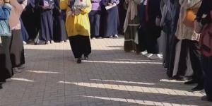 ممر شرفي لمديرة “سميرة موسى” بالعجمي بعد تبرئتها من واقعة تعدي الطالبات