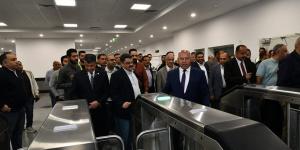 وزير النقل يستقل قطار المونوريل حتى بالعاصمة الجديدة متوجها إلى مقر الوزارة