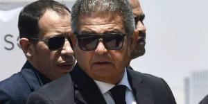 خالد عبد العزيز يشارك في جنازة الراحل هاني شاكر