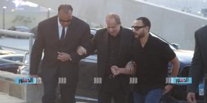 وداعًا أمير الغناء.. بدء عزاء هاني شاكر وسط توافد الفنانين والمشاهير (بث مباشر)