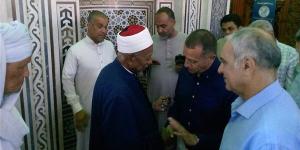 محافظ أسوان يؤدى صلاة الجمعة بمسجد بدر بالطابية