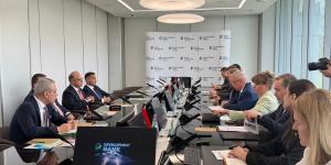 وزير الاستثمار يبحث مع بنك التنمية في بيلاروسيا تعزيز التعاون بين البلدين