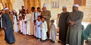 محافظ البحر الأحمر يؤدى صلاة الجمعة بمسجد أبو الحسن الشاذلي