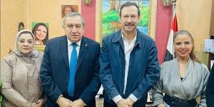 الدكتور عصام شرف يحضر عرض «لعب ولعب» على خشبة المسرح القومي
