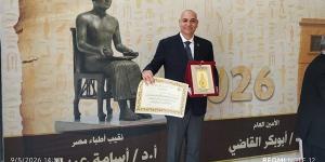 رئيس جامعة مدينة السادات يُتوَّج بلقب «الطبيب المثالي»