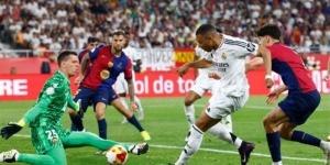 الكلاسيكو الناري يجمع برشلونة وريال مدريد.. تعرف على حكم المباراة