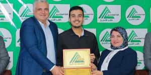 نقيب المهندسين يقدم التهنئة والدرع لنائب رئيس جامعة كفر الشيخ بعد إنجاز المرأة